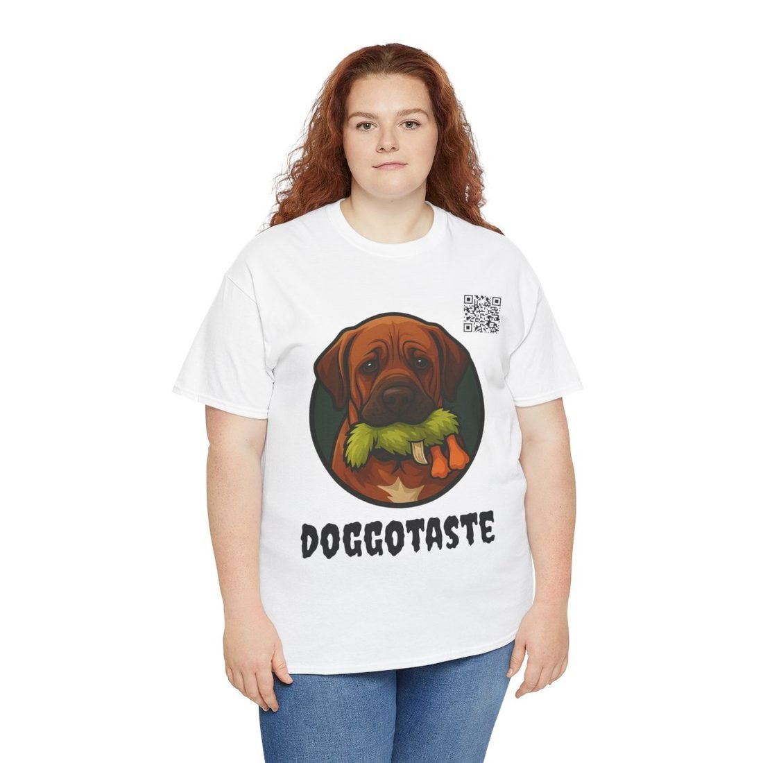 Model w białej koszulce DoggoTaste